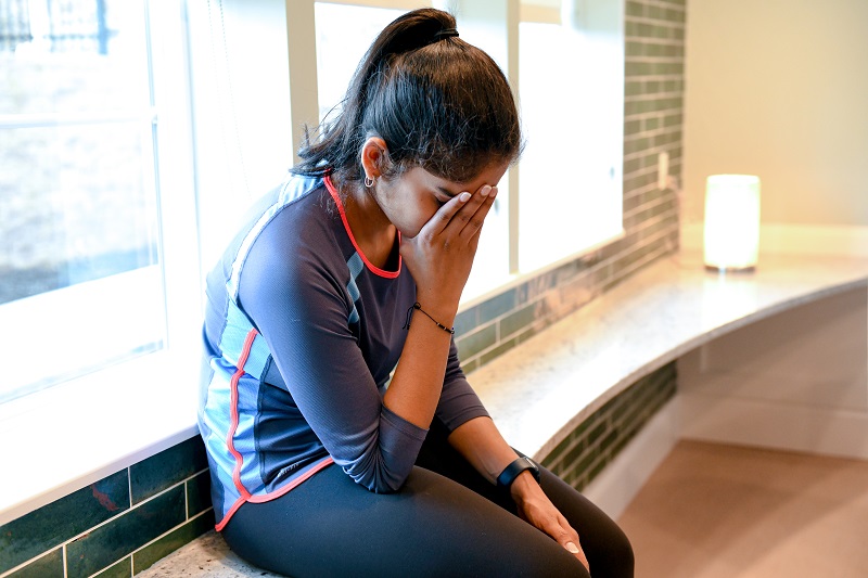 young woman confused and experiencing brain fog post covid