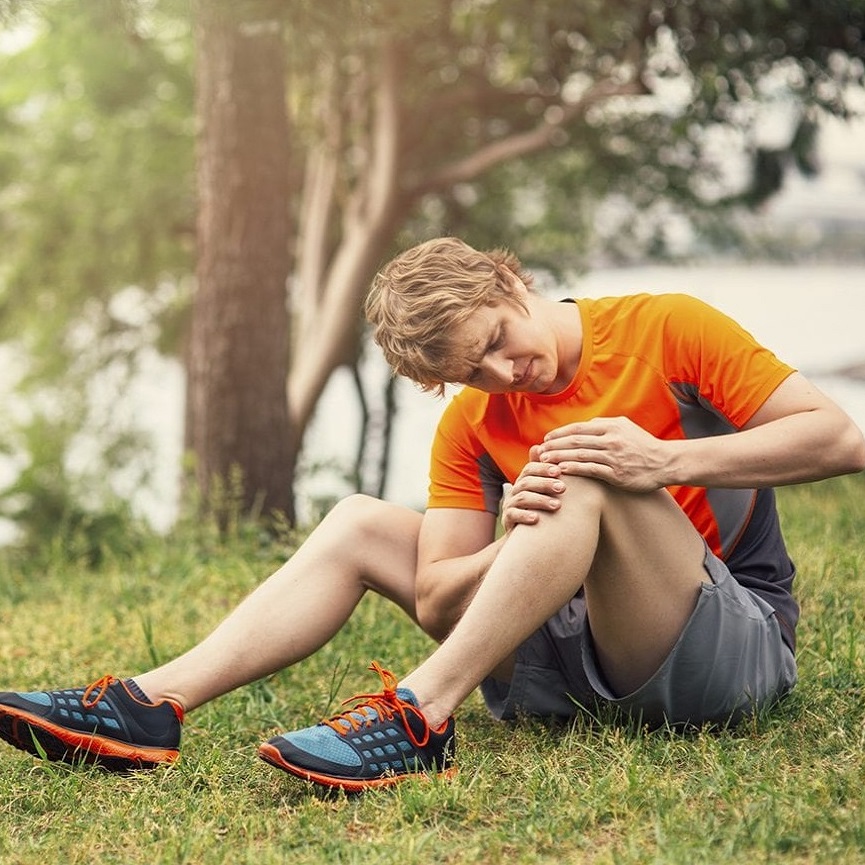 runner massaging their knee