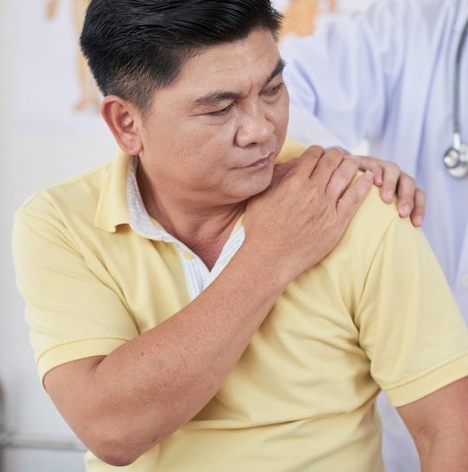 person with shoulder pain