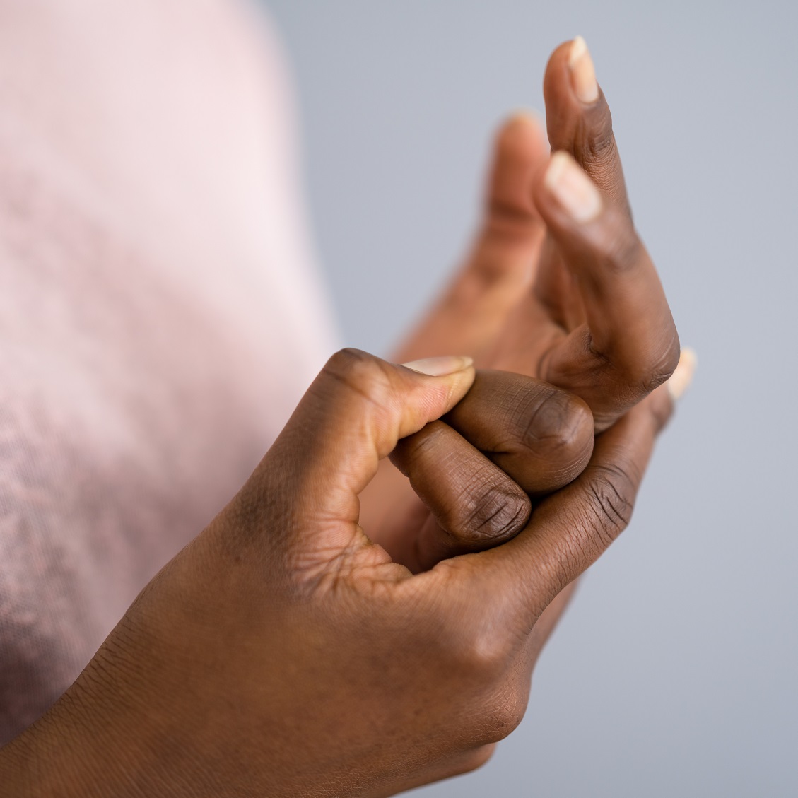 Hand cracking knuckles