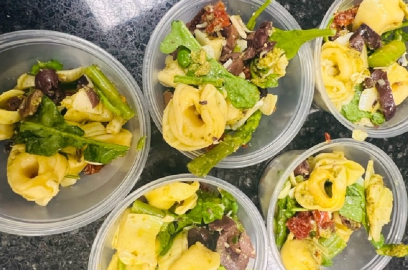 Pesto tortellini pasta salad in cups.