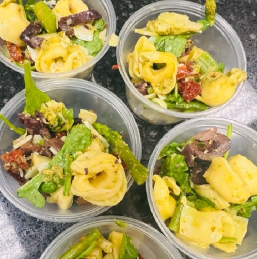 Pesto tortellini pasta salad in cups.